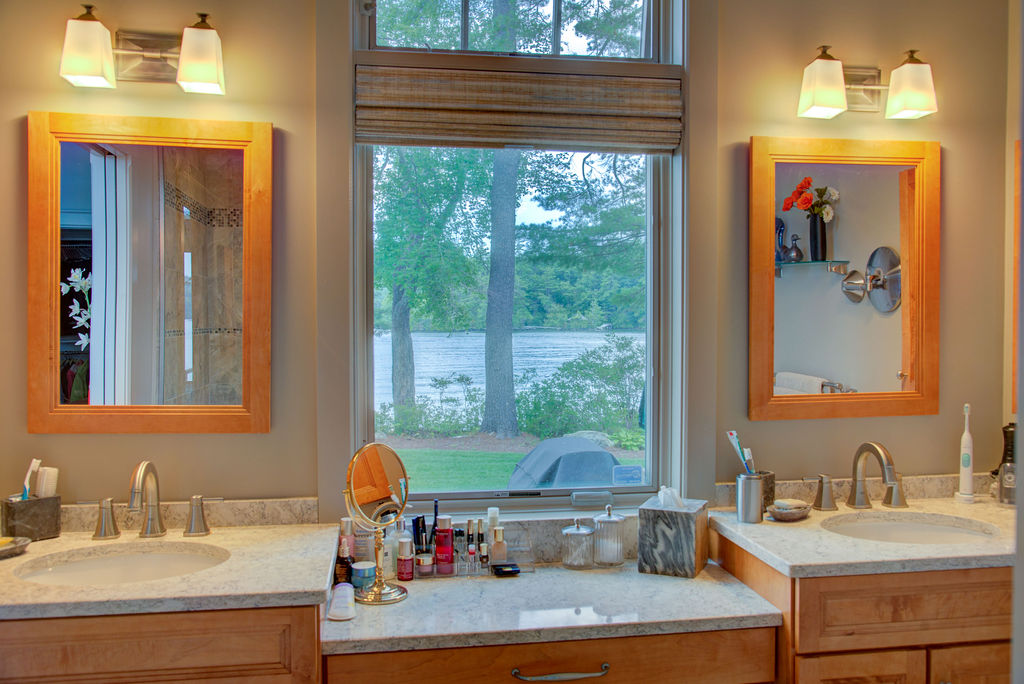 Lakeside Cabin bathroom